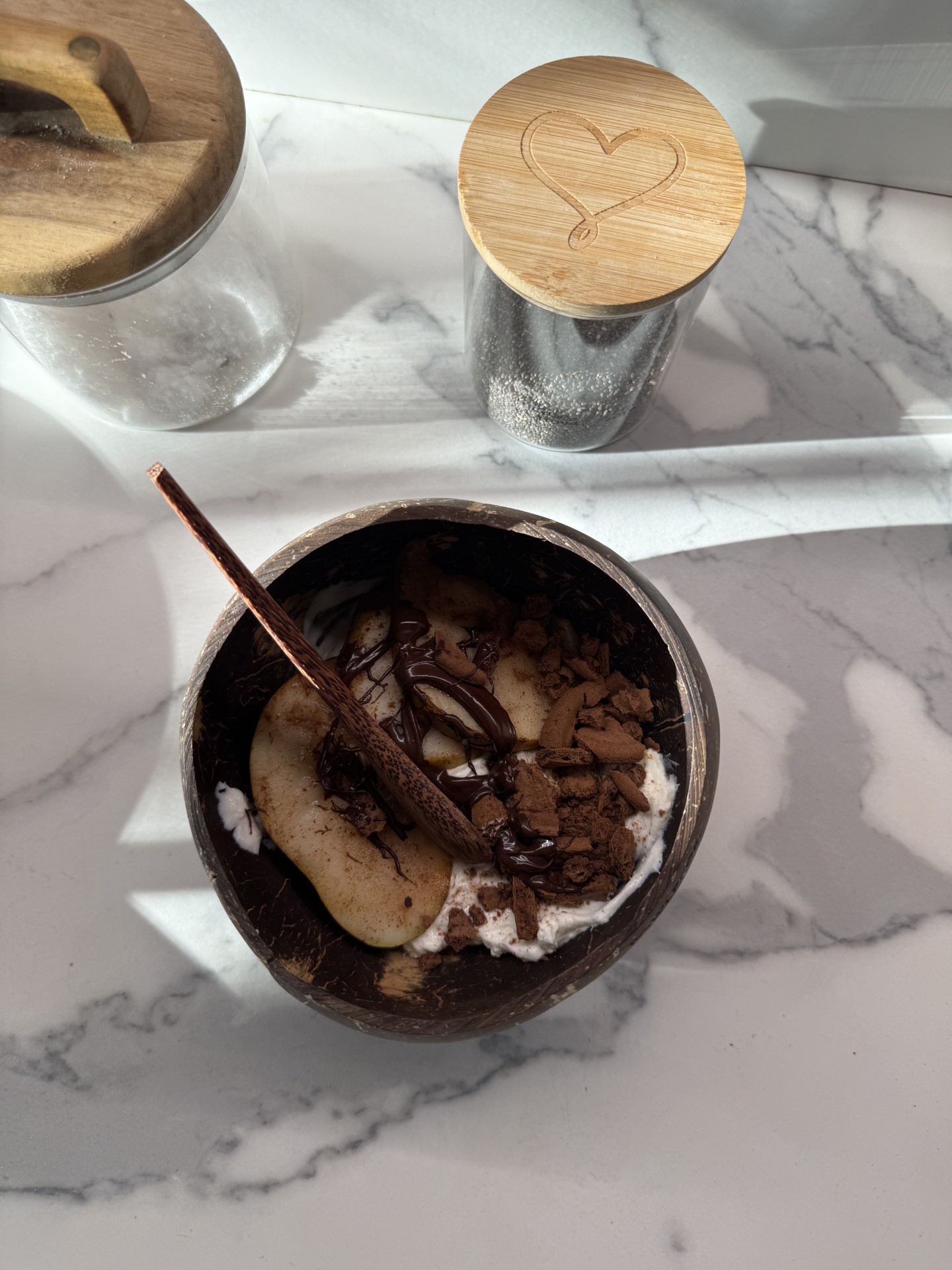 Bowl con cioccolato e pera